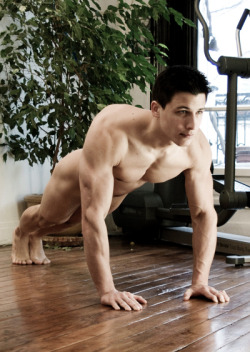 ladnkilt:  ATHLETIC MASCULINE BEAUTY AND STRENGTH…  CALISTHENICS!Presenting