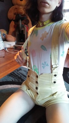 crinkle-buttz:  Havin fun at a friends place! Love how tight