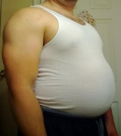 bigdrmr:  schlago:  Nice roundet super belly  Ball belly + wifebeater