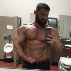 hotmuscularmenblog:  Ryan LampsonIG: @ryanlampson