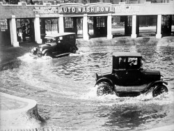 weirdvintage:  Although the first car wash appeared in 1914,