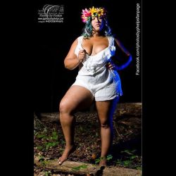 Jackie A @jackieabitches  having some flower power time while showing how she is still a Dominican Dynamo !! #honormycurves #lanebryant #effyourbeautystandards #ilovemyfollowers #photosbyphelps #hips #latina #dominican #shirt #feet #thighs #plusmodel