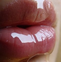 playnowtalklater:  Kiss me, my other lips are occupied. 