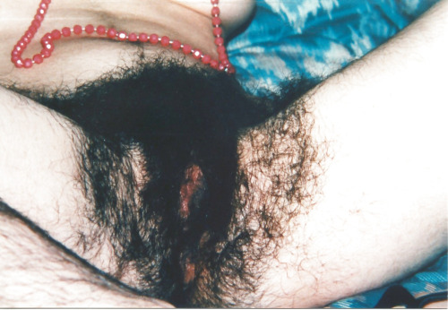 ladypubes:  Completely Unshaven retro beauty 