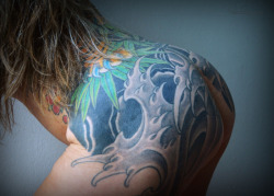 I love those waves but I have to tell you that it was very intense getting them. The day I got the piece outlined was long and exhausting&hellip; and an eye opener. The next session is when shading started - on my ass, no less - and I was not sure that