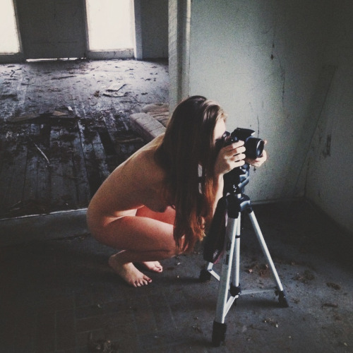 bunnyjennyphotos:  shooting nakey in abandoned houses 