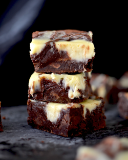do-not-touch-my-food:  Cheesecake Swirl Brownies
