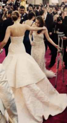  Jennifer Lawrence helping Kristen Stewart with her crutches 