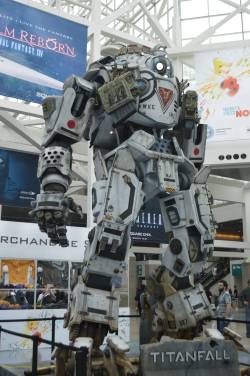 rpdofficer:  Titanfall display at E3. dat is one big sexy robot.