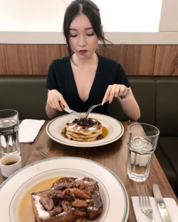 caged-butterflies:  Pancakes for dinner 🥞