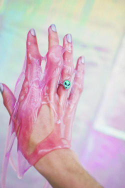 space-grunge:  model: kara lyne szabadi ring: penelope meatloaf