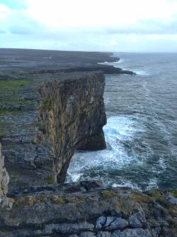 exploreelsewhere:  The daunting sea cliffs of Dún Aonghasa on