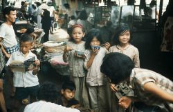 old-vietnam:  Children eating in Saigon market, 1966, ph. by