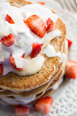vegan-yums:  Easy Vegan and Gluten-Free Pancakes (Strawberry