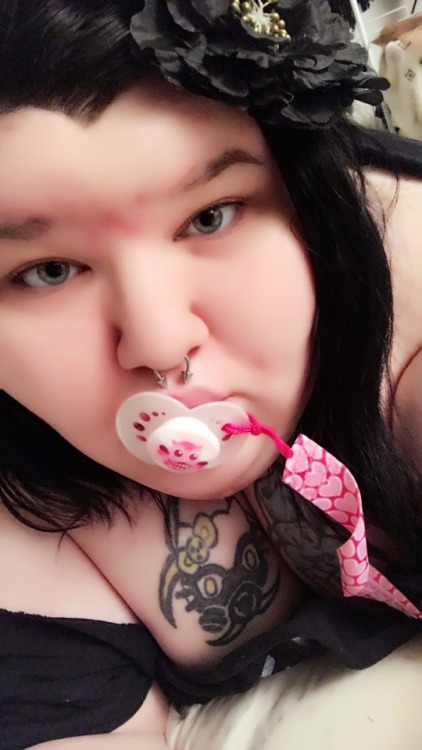 fatbella:(ME)my double belly is trapped I think these pants are getting to tight hm what do you think? Oh An I have a new pacifier yay *FatLittle*