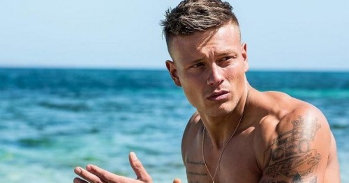 fuckyoustevepena:  He’s NAKED!! Check out fitness model Alex Bowen Nude. Alex Bowen is from the UK TV program Love Island.  