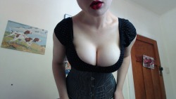 foxxsmoulder:i wanna get a proper corset for waist training,