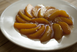 cravingsforfood:  Peaches baked with caramel and rum. 
