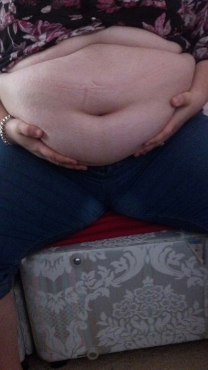 thefatbellycollection:  Just come back from a buffet with my boy… safe to say my belly is swollen!   It all goes towards making me bigger and fatter anyway :)  No pain, no gain.  What do you guys think?