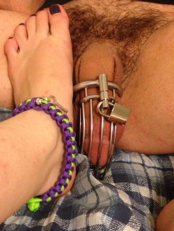 harlowtheswitch:  Kitty caged.  Along with a lovely anklet to