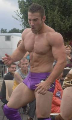 wrestle-bear:  sufferingmen:  Hot bulge! Would pay to see the