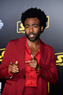 its-darkinsidee:  Donald Glover en la premiere de la película