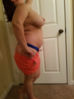 jessesgirl1229:  mommakaye0215:  Side boob and ass!  Stunning