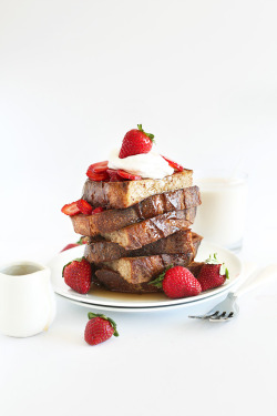 fuckyeahveganlife:  vegan french toast with strawberries and