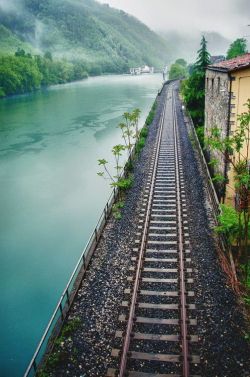 bluepueblo:  Lake Rail, The Alps, Switzerland photo via noman