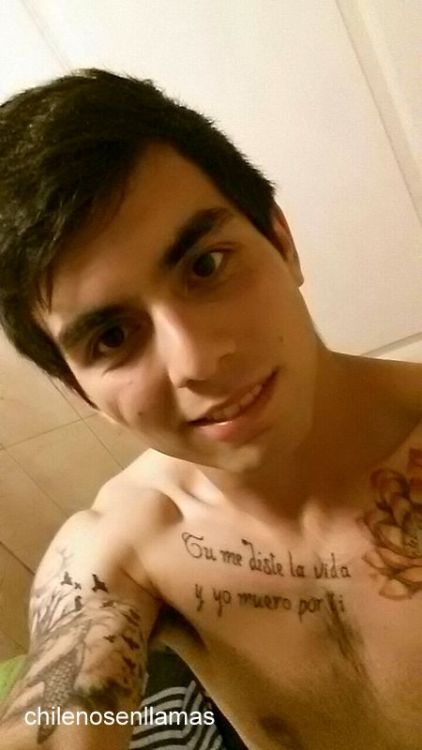 chilenosenllamas:  Wladimir, 20 años de Santiago. vuelve este machito con verga deliciosa!Mira su video aquí:http://chilenosenllamas.tumblr.com/post/144282675591/vídeo-de-wladimir-20-años-haciéndose-una
