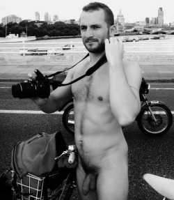 seahorsebear:  toineaunaturel:  nude photographer le photographe nu  Très beau! 