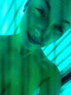 iambettymay:  Tan with me(;  My fucking god…