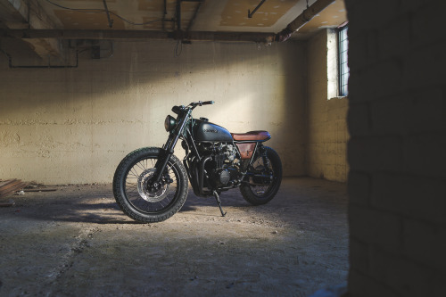 caferacerpasion:  Awesome! Honda CB550 â€ªâ€ŽBrat Styleâ€¬ by Federal Moto - Photos by Dong Kim.Que guapa estÃ¡ esta â€ªâ€ŽHondaâ€¬ con ese bonito asiento tapizado en cuero y el piloto trasero integrado en el subchasis.>>> caferacerpasion.com