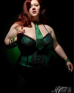 #stpatricksday  continues with curvy Irish lasss Kerry @karielynn221979  #throwback #thick #bbw #bbwgirls #irish #redhead #photosbyphelps  #theme #green #pawgs