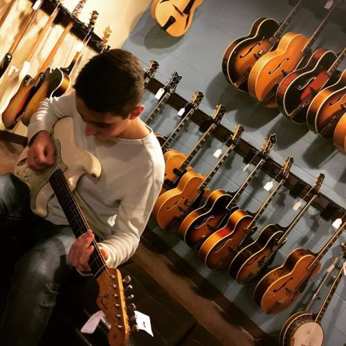 <p>@_justinsherfey_  checks out the finest of Strats at @cartervintageguitars because #straturday is a real thing. Kid’s got expensive taste. I’ve always like that about him. #onlythefinest #vintage  (at Carter Vintage Guitars)</p>