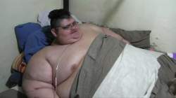 hedonisticfeedee:  1,100 pound man part 2. So young, so fat. Bedridden for 6 years and doctors are amazed he hasnâ€™t had a heart attack yet.  #whatastud