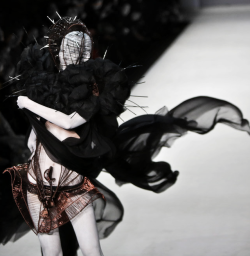 vorpal-iridescence:Hu Sheguang Haute Couture Collection | SS