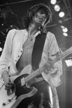 pinkustation:  Keith Richards 1975, © Michael Putland   HAPPY