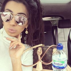 Sunnies by @jewelboutique  #messyponytail by chloe.khan