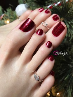 ohmandy56:  Sparkly red toes for Christmas ❤️  Polish: Red