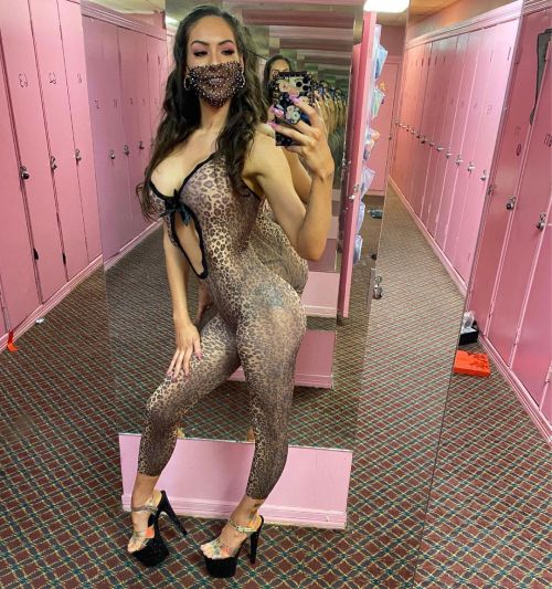 stripper-locker-room:  https://www.instagram.com/paisley_passionfruit/