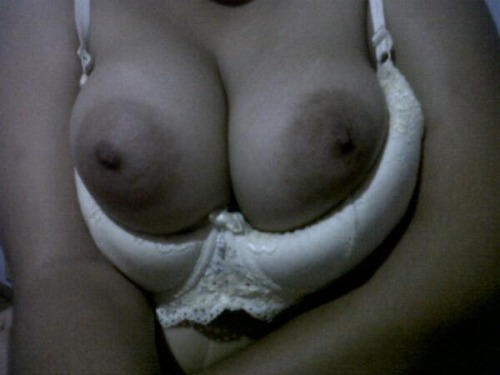 captainkental:  konekbesar:  awekseksis:  Demam tetek 1  nice tiitttssâ€¦  show me your wet pussy