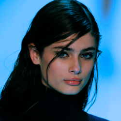 versacegods:  Taylor Marie Hill @ Mugler Fall 2015