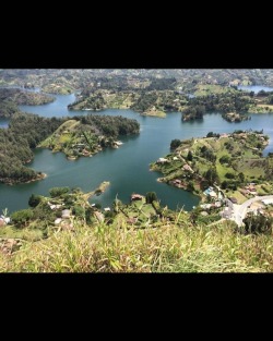 #guatape #pueblo #Colombia #elpenol #elpeñol #bigassrock almost