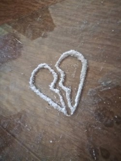 teilzeit-schlampe:  Drugs will never break your heart.