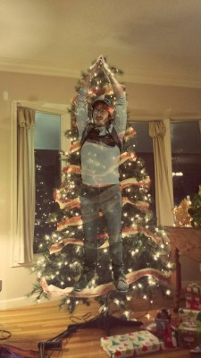 minyzzie:  Finally got my Christmas tree up. Looks kinda goofy.