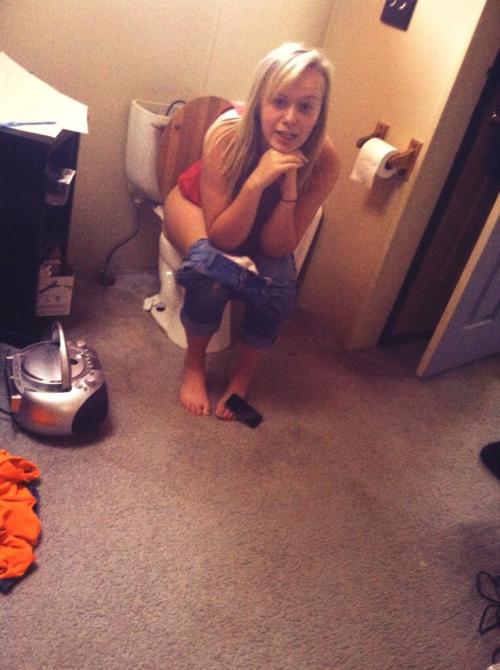 1nobodyknowsme1:  dimitrivegas:  On the toilet pooping      (via TumbleOn)