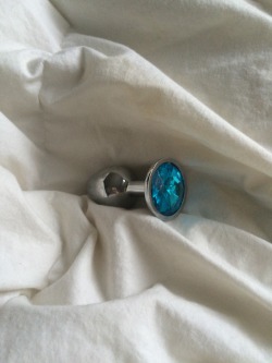 lovenicxoxo:  look at my cute butt plug someone bought me!!!