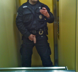 guyspantsdown:  Policeman self pic