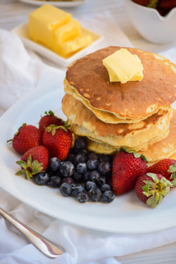 foodffs:  Soft and Simple Coconut Cream Pancakes  Really nice